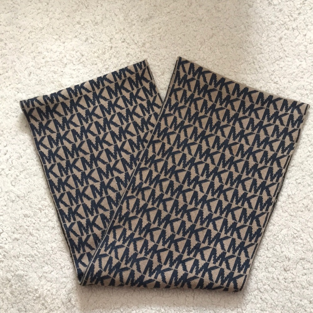 Michal Kors Infinity Scarf